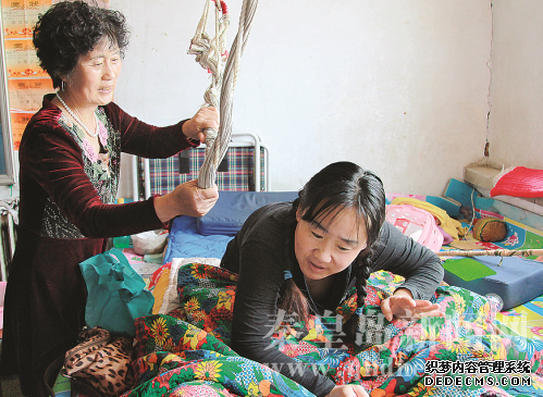 趙麗紅每次想坐起來都得費(fèi)一番力氣，有常慶東在情況就好多了。