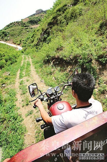 為了方便上山管理果樹和草藥，方立平雇用鉤機(jī)開辟出一條山路。