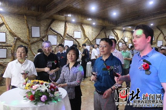 第十七屆中國秦皇島國際葡萄酒節(jié)啟?。▓D）